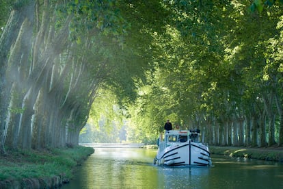 Una barcaza navegando por el canal du Midi, el más largo de Francia. 