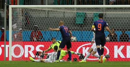 Robben mara uno de sus goles a España.