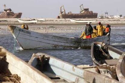 Una barca de pescadores como las que emplean los inmigrantes para alcanzar Canarias arriba a Nuadibú.