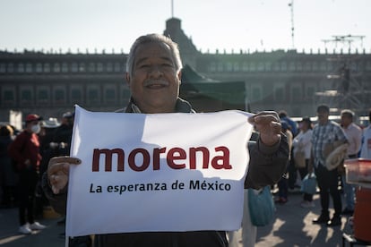 Esta ha sido la primera gran manifestación oficialista durante lo que va del Gobierno de López Obrador. En la imagen, un seguidor del presidente despliega una bandera con el logo del partido en el poder, Morena.