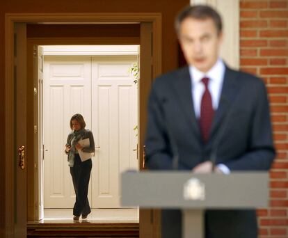 La entonces ministra de Defensa, durante una rueda de prensa del presidente Rodríguez Zapatero, a la puerta del palacio de La Moncloa en 2011.