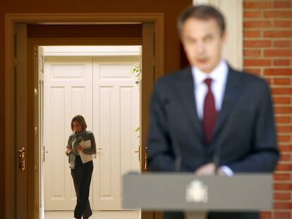 La entonces ministra de Defensa, durante una rueda de prensa del presidente Rodríguez Zapatero, a la puerta del palacio de La Moncloa en 2011.