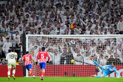 Julin ?lvarez (segundo por la izquierda) marca el penalti del 0-1 ante el Real Madrid.