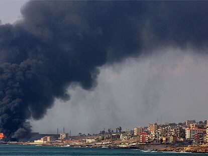 Una nube de humo se eleva desde una subestación eléctrica del sur de Beirut destruida por un misil israelí.