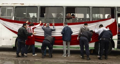 La policía revisa a aficionados de Estudiantes de La Plata, en un viaje a Buenos Aires, cuando aún estaban permitidos los hinchas visitantes.