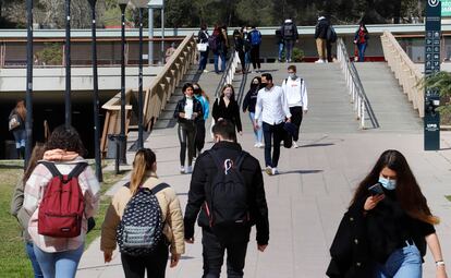 Estudiantes en el campus de la Universidad Autónoma de Barcelona el pasado 18 de marzo.