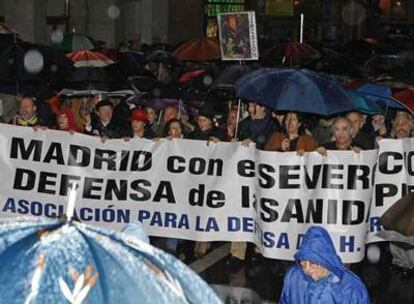 Cabecera de la manifestación convocada por la Asociación de Defensa del Hospital Severo Ochoa y la Federación de Asociaciones de Vecinos de Madrid