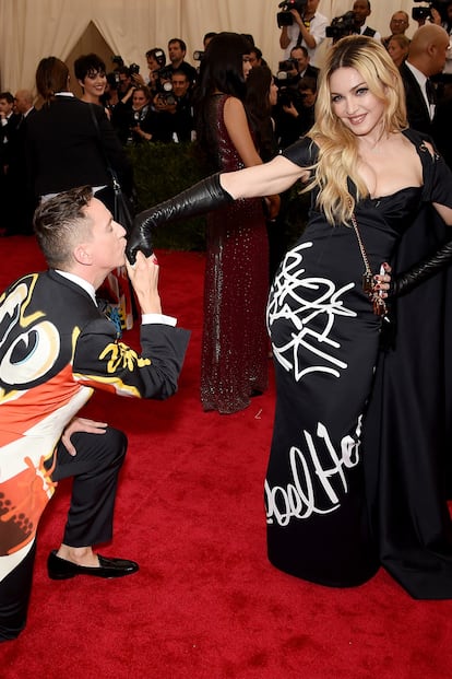 Y aquí Jeremy Scott demostrando su amor por Madonna vestida de Moschino