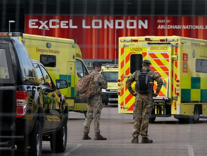 Soldados británicos, el miércoles en la entrada de un hospital de Londres.