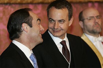 Zapatero charla con Bono durante la celebración de la Pascua Militar en el Palacio Real de Madrid.