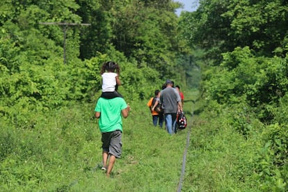 El grupo de migrantes caminando por las vías del tren en Chiapas (México).