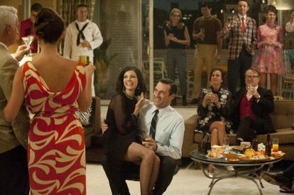 La actriz Jessica Pare y el actor Jon Hamm en el primer episodio de la quinta temporada de 'Mad Men'