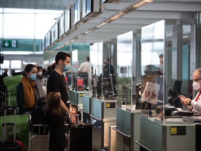 Viajantes em uma triagem no terminal 1 do aeroporto de Barcelona em dezembro de 2020.