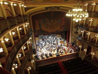 Una orquesta ensaya en el teatro Amazonas en Manaos.