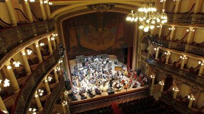 Uma orquestra ensaia no teatro Amazonas em Manaus.