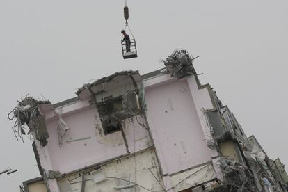 El Ejército taiwanés ha enviado helicópteros y equipos médicos, entre otros efectivos, a las zonas afectadas, ha informado la agencia de noticias local, CNA. En la imagen, un hombre en una grúa observa la zona del derrumbe en la ciudad de Tainan (Taiwán).