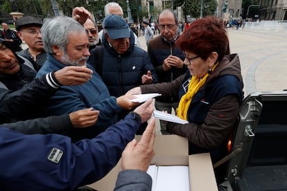 Una funcionaria reparte ejemplares de la propuesta de Constitución, el 17 de noviembre en Santiago (Chile).