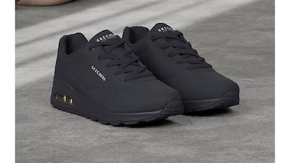 Zapatillas Skechers sobre fondo blanco.