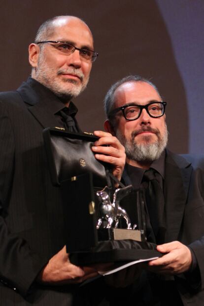 Guillermo Arriaga y Alex de la Iglesia, en Venecia en 2010.