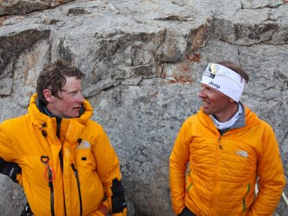 David Göettler, a la izquierda, y Simone Moro, ayer en el campo base del Nanga Parbat.