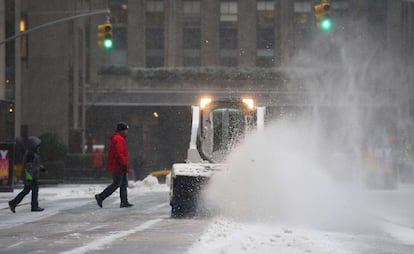 Una máquina quitanieves limpia una calle de Nueva York.