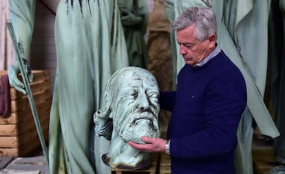 El experto en patrimonio Patrick Palem sujeta la cabeza de la escultura de Viollet-le-Duc, arquitecto que reformó Notre Dame en el siglo XIX, que hasta hace días estaba expuesta en la catedral.