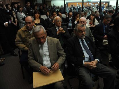 Carlos Capdevila (primero por la izquierda de la segunda fila), junto a otros represores, condenados en la megacausa ESMA en 2011.