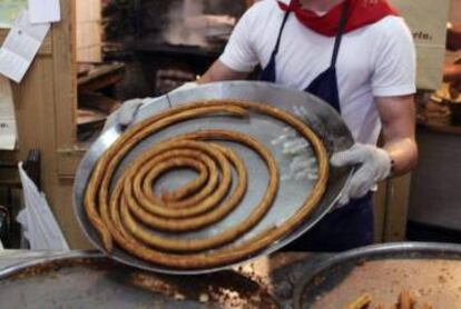 Un churro recién hecho de la churrería Mañueta, en Pamplona.