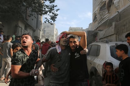 Un hombre palestino herido es asistido tras un ataque aéreo israelí, este lunes en Rafah.