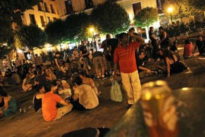 Decenas de personas hacen <i>botellón</i> en la plaza del Dos de Mayo.