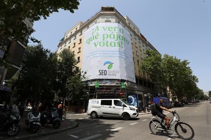 Campaña de la organización ecologista SEO/BirdLife, el jueves en una calle de Madrid.