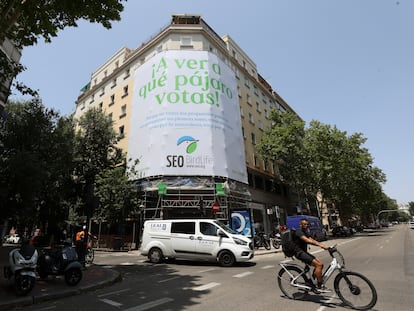 Campaña de la organización ecologista SEO/BirdLife, el jueves en una calle de Madrid.