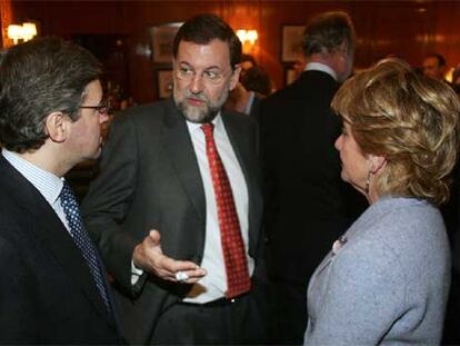 El líder del PP, Mariano Rajoy, flanqueado por Ángel Acebes y Esperanza Aguirre, en el Fórum Europa.