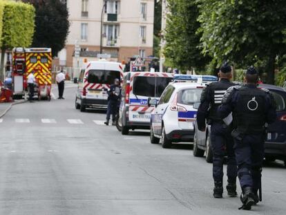 Alrededores de la escuela Charles Perrault, en Vitry-sur-Seine, acordonada por la policía.