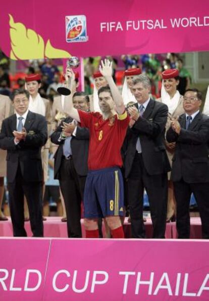 Boned levanta el trofeo de subcampeones del Mundo tras perder ante Brasil.