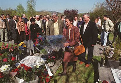 Homenaje en el cementerio a Froilán Elespe