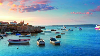 Barcas fondeadas en la costa de Tabarca, isla alicantina situada a 4,3 kilómetros del cabo de Santa Pola.