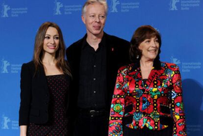 La comedia francesa <i>Les femmes du 6e etage</i>, interpretada por las españolas Carmen Maura y Natalia Verbeke, se ha presentado en el ecuador la Berlinale. Las dos actrices posan con el director del filme, Philippe Le Guay.