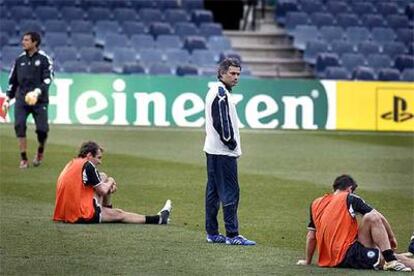Mourinho, junto a Robben (izquierda) y Lampard en el entrenamiento de ayer del Chelsea.