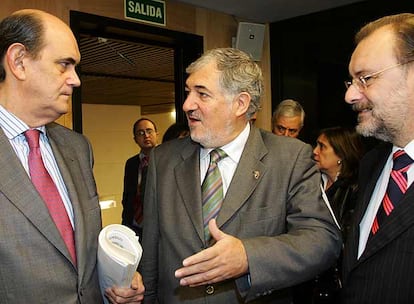 Ignacio Astarloa (PP), Cándido Conde-Pumpido y Álvaro Cuesta (PSOE), en el Congreso de los Diputados.