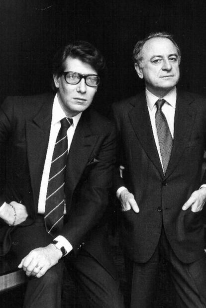 Yves Saint Laurent (izquierda) junto a Pierre Bergé.