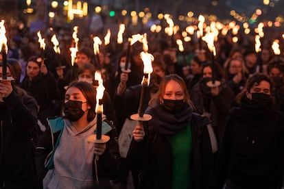 Manifestantes portaban antorchas durante la marcha en Barcelona por el 8M, este viernes.