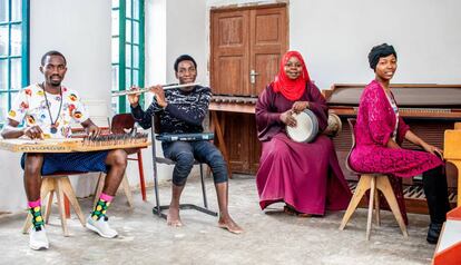 Algunos de los alumnos de la única academia de música del mundo donde se enseñan las artes de los sonidos tradicionales suajili.