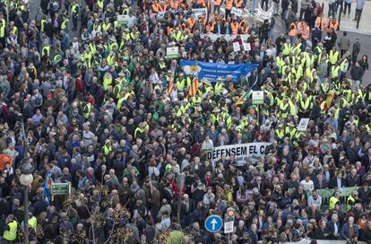 La protesta más importante este viernes se produce en Valencia, donde agricultores de toda la Comunidad Valenciana han acudido en sus tractores para marchar por el centro de la ciudad. En la imagen, centenares de personas durante la manifestación en Valencia, este viernes.