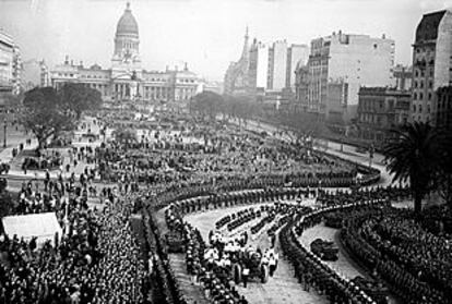 Cientos de miles de argentinos siguieron, el 9 de agosto de 1952, el paso del cortejo fúnebre de Eva Perón por las calles de Buenos Aires.