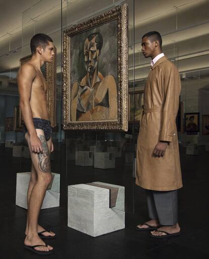 En torno a ‘Busto de hombre’ (1909), de Pablo Picasso: a la izquierda, bañador Guess. A la derecha, abrigo Boss, camisa Gucci y pantalón Emporio Armani. En ambos casos, chanclas Havaianas.