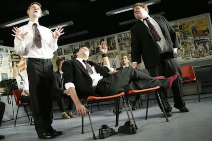 Sam Barnett, Dominic Cooper y James Corden conversan sobre la preparación de sus exámenes de entrada a Oxford y Cambridge en el Grammar School de Sheffield. La escena pertenece a 'The History Boys' ('Los chicos de la historia'), representado en 2004 en el Lyttleton National Theatre.