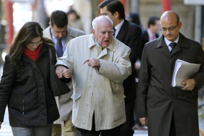 Demetrio Carceller, en el centro, y su abogado, José Antonio Choclán, ayer.