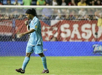 Ronaldinho abandona el césped del Reyno de Navarra