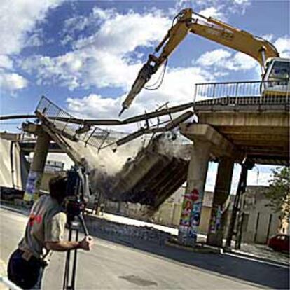 Unos operarios, ayer, mientras trabajaban en la demolición del puente en Castellón.